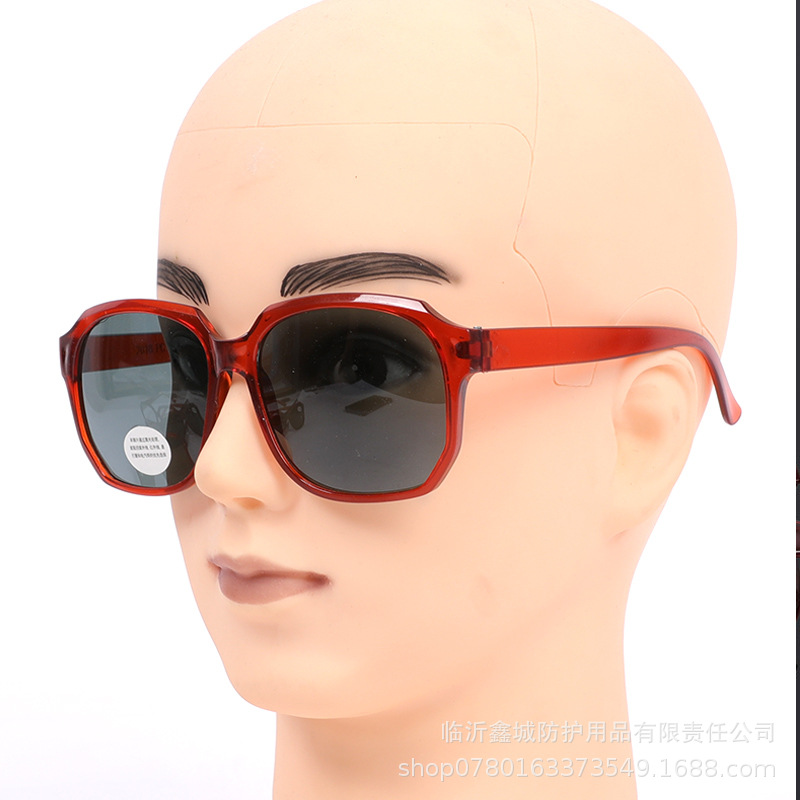 Manufacturers supply 2018 anti-ultraviolet anti-impact anti-labor protection glasses glass flat electric welding glasses argon arc welding eye protection