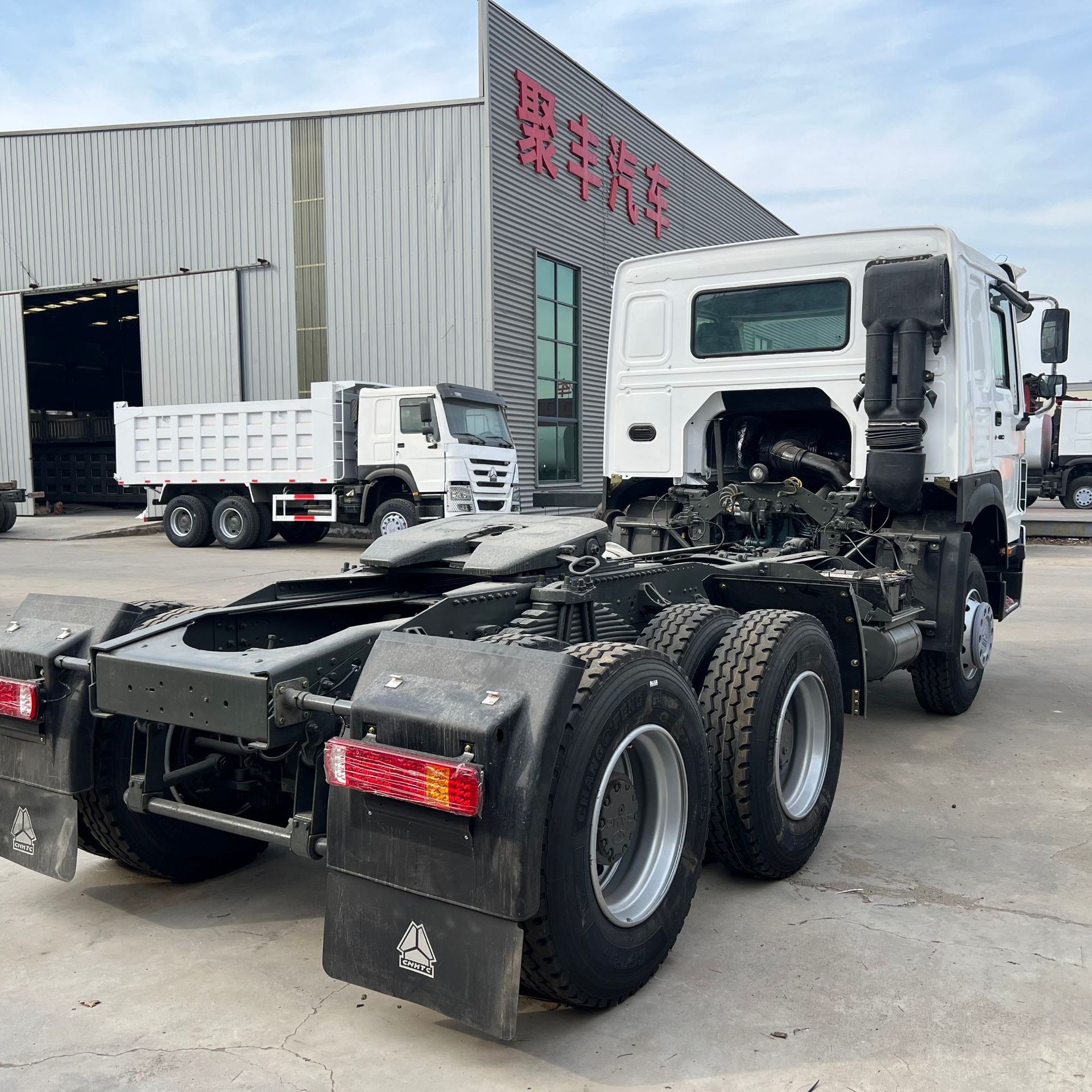 Selling African Sinotruk Howo Tractor Truck 6X4 90% New Port Dock Container Semi-Trailer Tractor Head