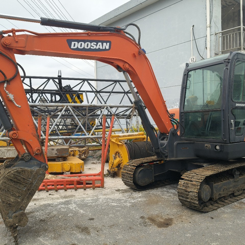 Б/у экскаватор Doosan Dx55-9C 80% новый по низкой цене с полным пакетом документов для экспорта за границу