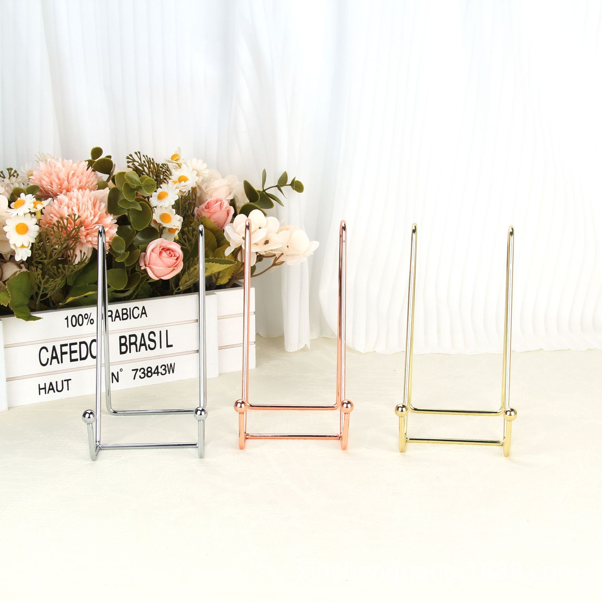 Factory wholesale wrought iron photo display stand photo frame bracket ornaments display stand flat bracket decorative tray bracket