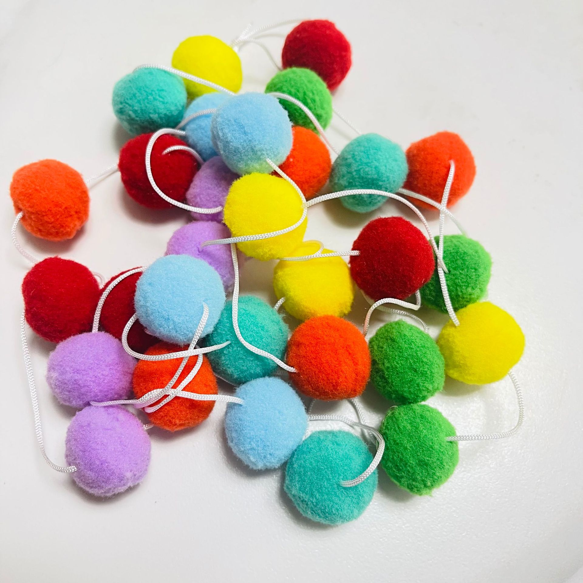 интерьерный декор в скандинавском стиле мягкое платье фото для детской комнаты девочки макаронного цвета рождественские шарики на нитке