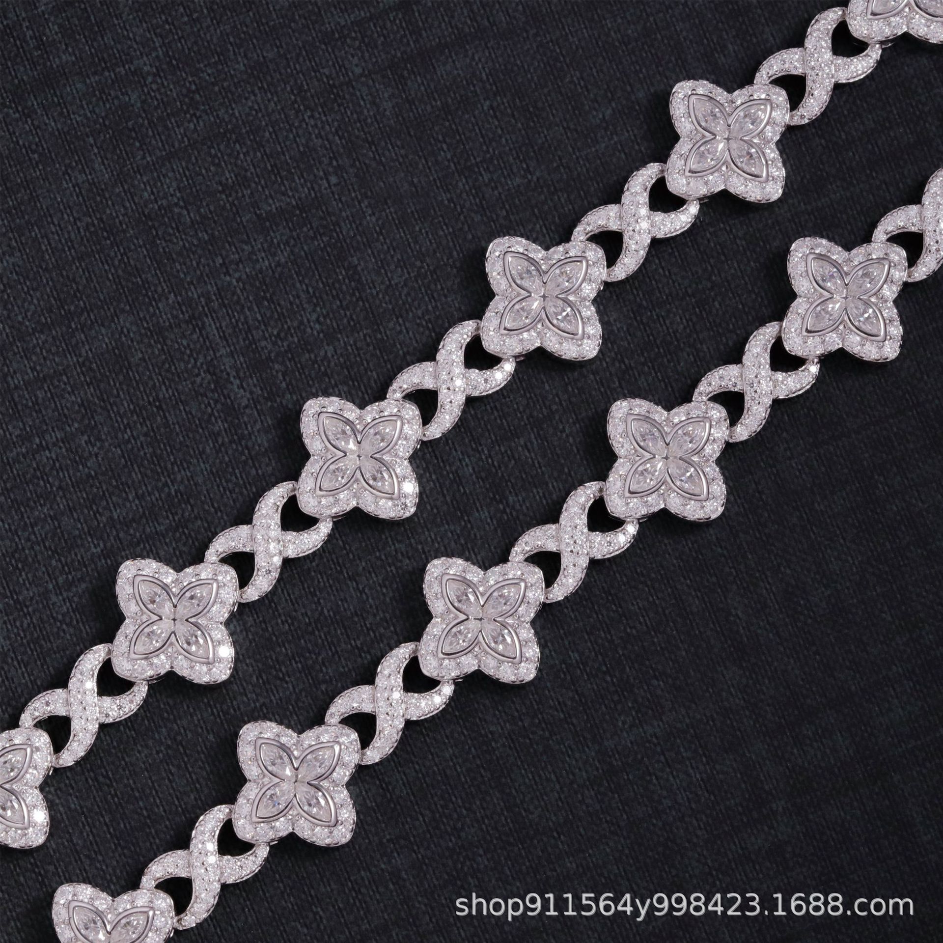 Fashion Classic White Four-Leaf Clover Bracelet S925 Silver Inlaid with D Color Moissanite European and American Trendyy Niche Men's and Women's Bracelets