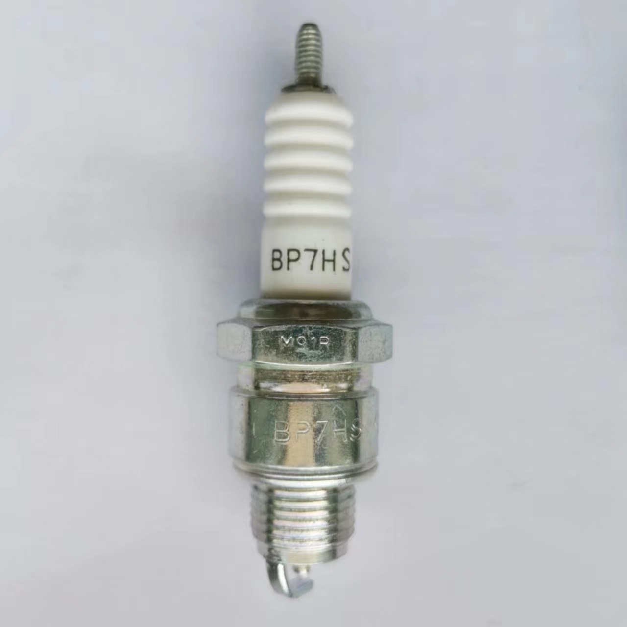 Свеча зажигания BP7HS E6TC для распылителей и полировочных машин