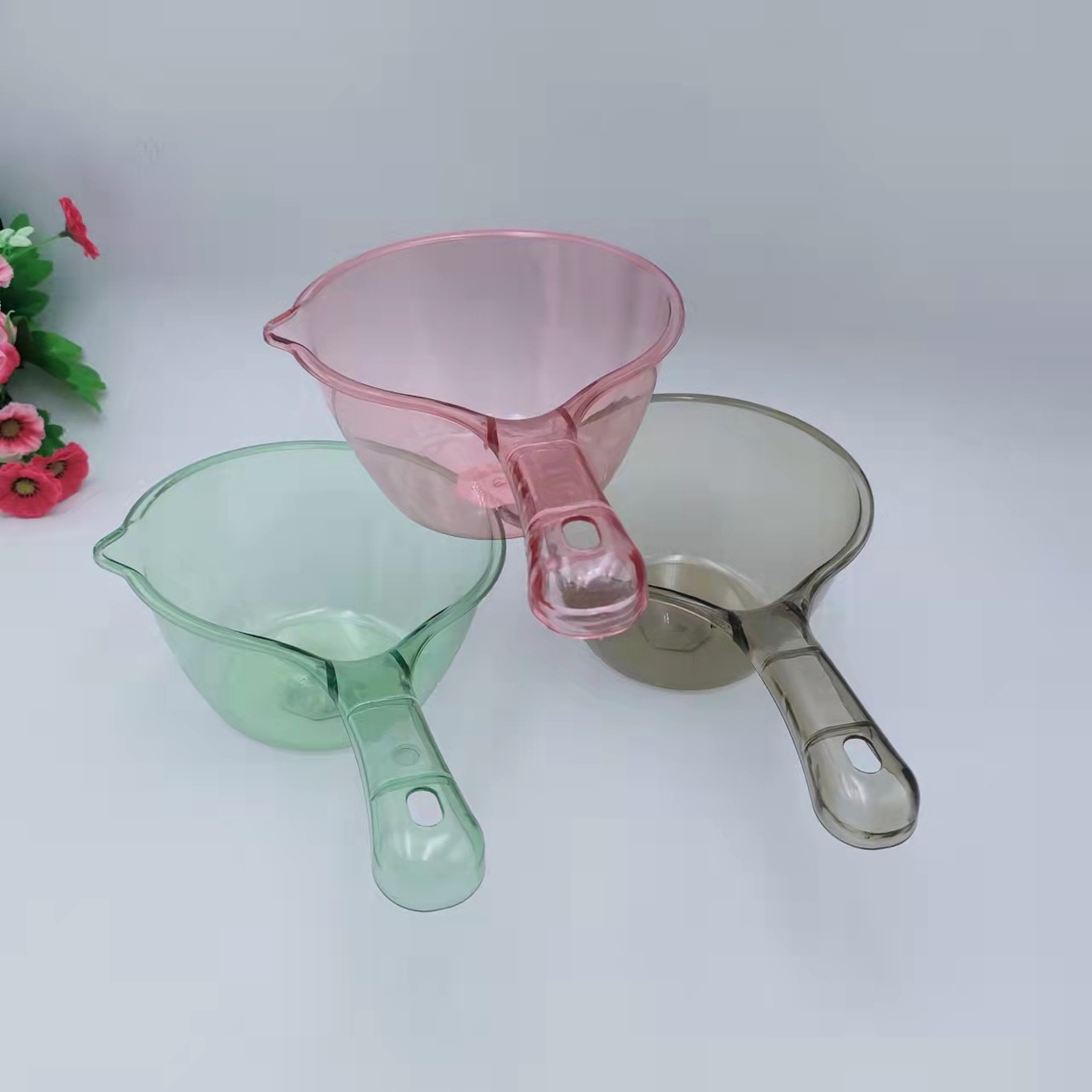 Фабричное предложение пластикового прозрачного совка для воды, который можно повесить, толстый, не ломается, кристаллический совок