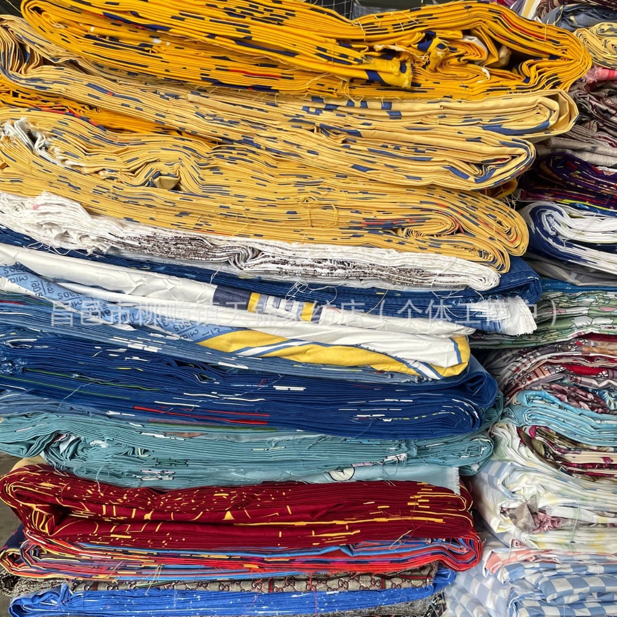 Special Offer to Process Inventory Residual Fabrics, Street Stalls, Live Sales, Various Printed Fabrics with a Width of 2.35