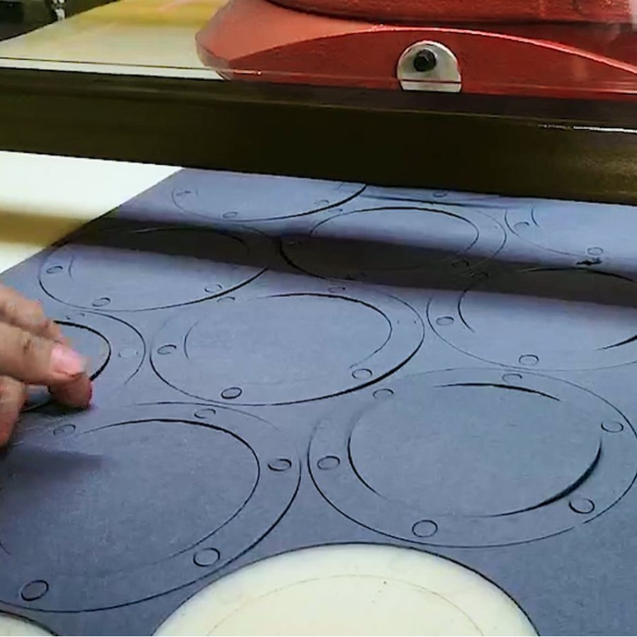 Source Factory Customized Fully Automatic Sandpaper Seal Cylinder Gasket Cutting Machine
