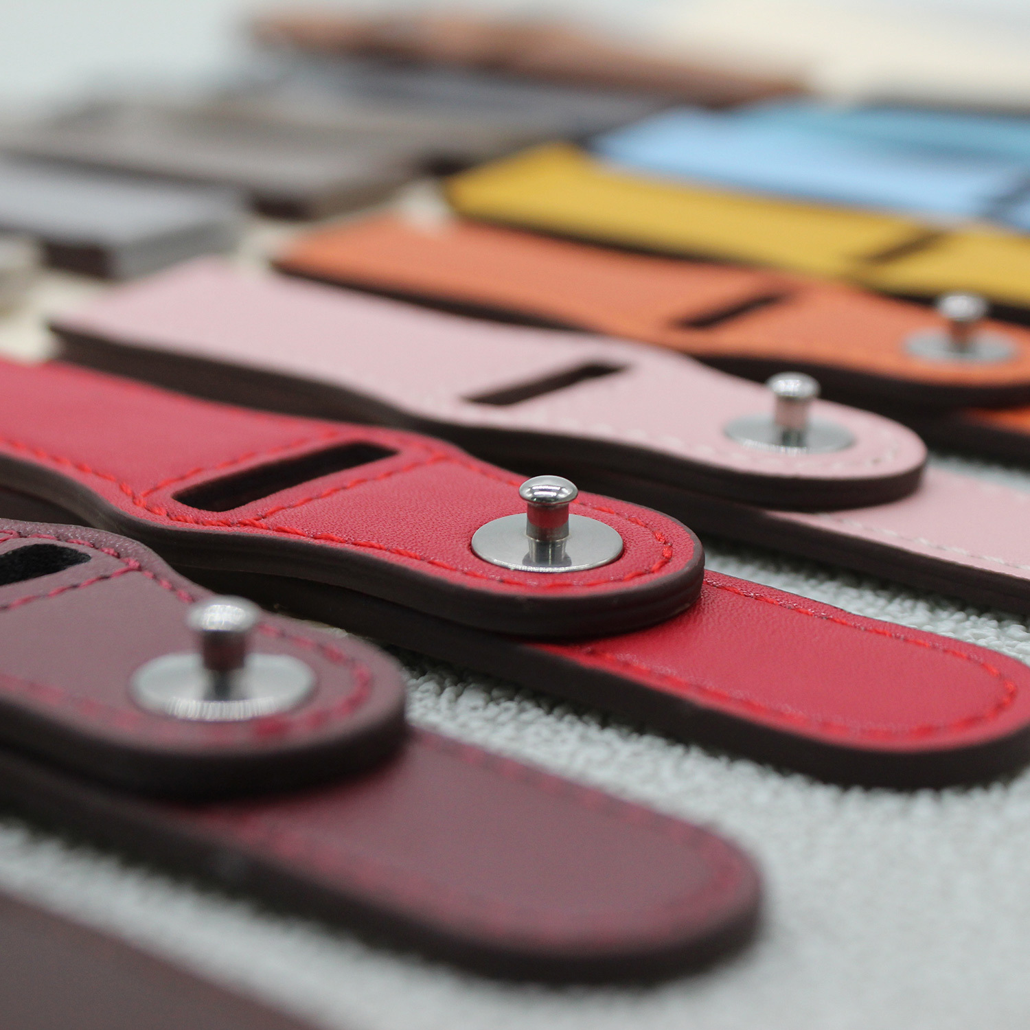 Fashionable Studded Leather Strap Loop Style Suitable for Apple Watch Men and Women 22mm Versatile Leather Watch Strap