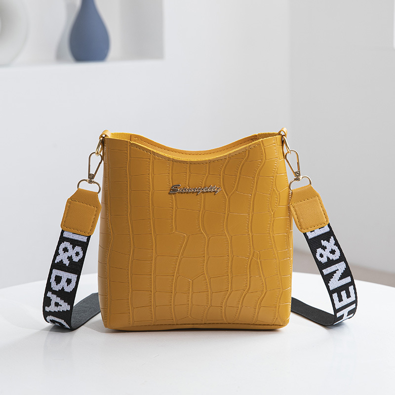 Cross-border bag women's new crocodile pattern messenger bag personality bucket bag simple shoulder bag foreign trade Women's bag wholesale