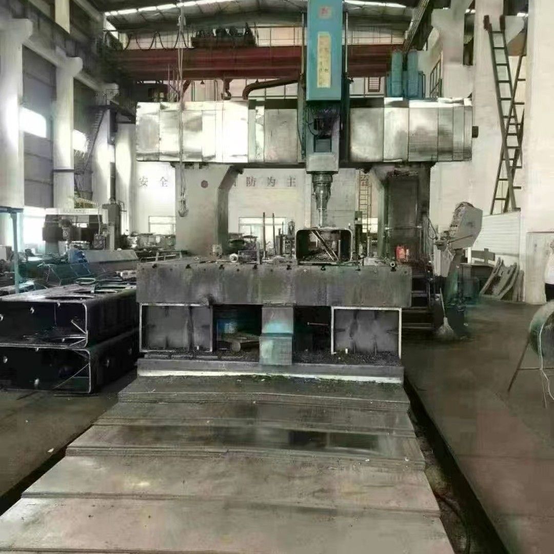 Обработка б/у фрезерного станка Guilin Xs2325-8, высота портала 2.5 м, боковая фреза правого столба