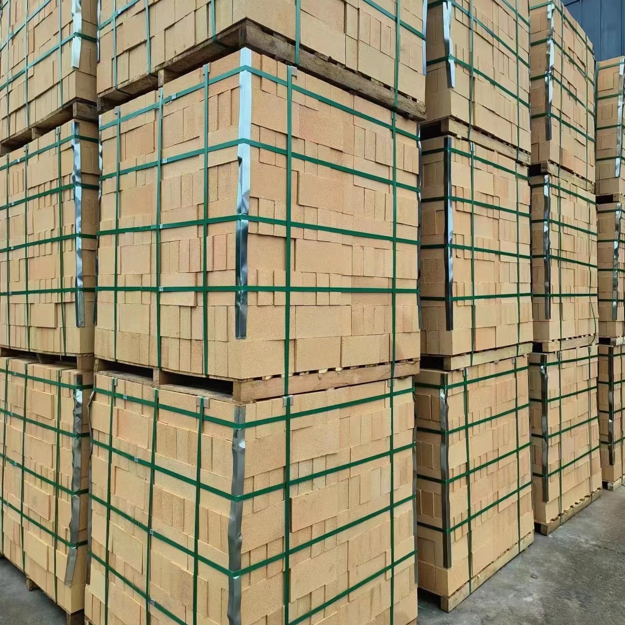 Refractory Material Clay Refractory Brick High Temperature Kiln Insulation Brick High Aluminum Wear-Resistant Factory Refractory Brick Flow Steel Brick