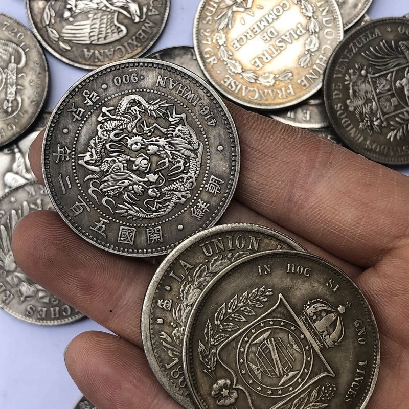 A Complete Set of 80 Foreign Silver Coins, Including Non-Repeating Varieties Such as Sitting and Standing Coins, Other Quantities Are Not Available for Other Classmates during Christmas