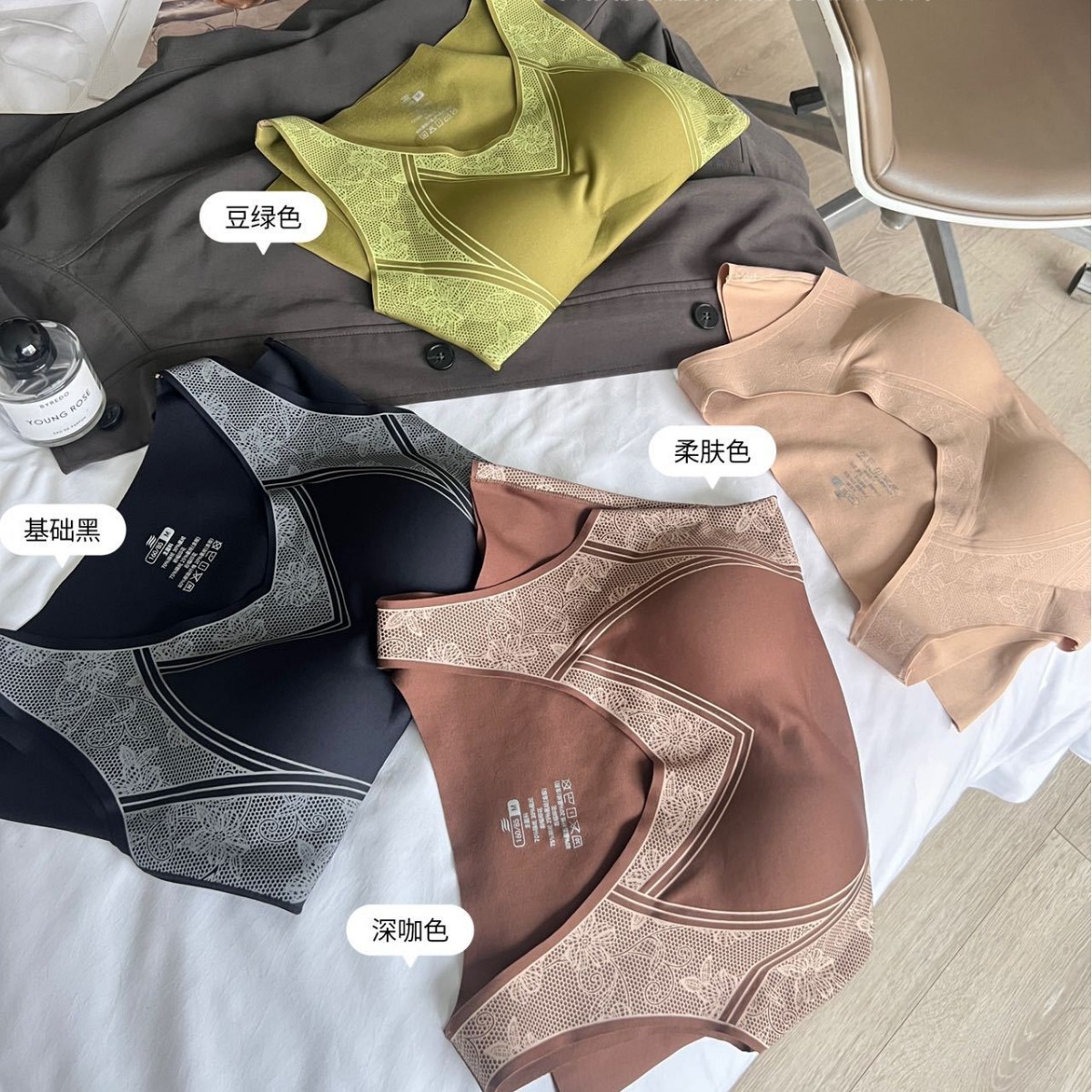 Women's Thermal Top with Built-In Chest Pads, High Elasticity, Slim Fit, Seamless, Tummy Control, V-Neck Base Layer