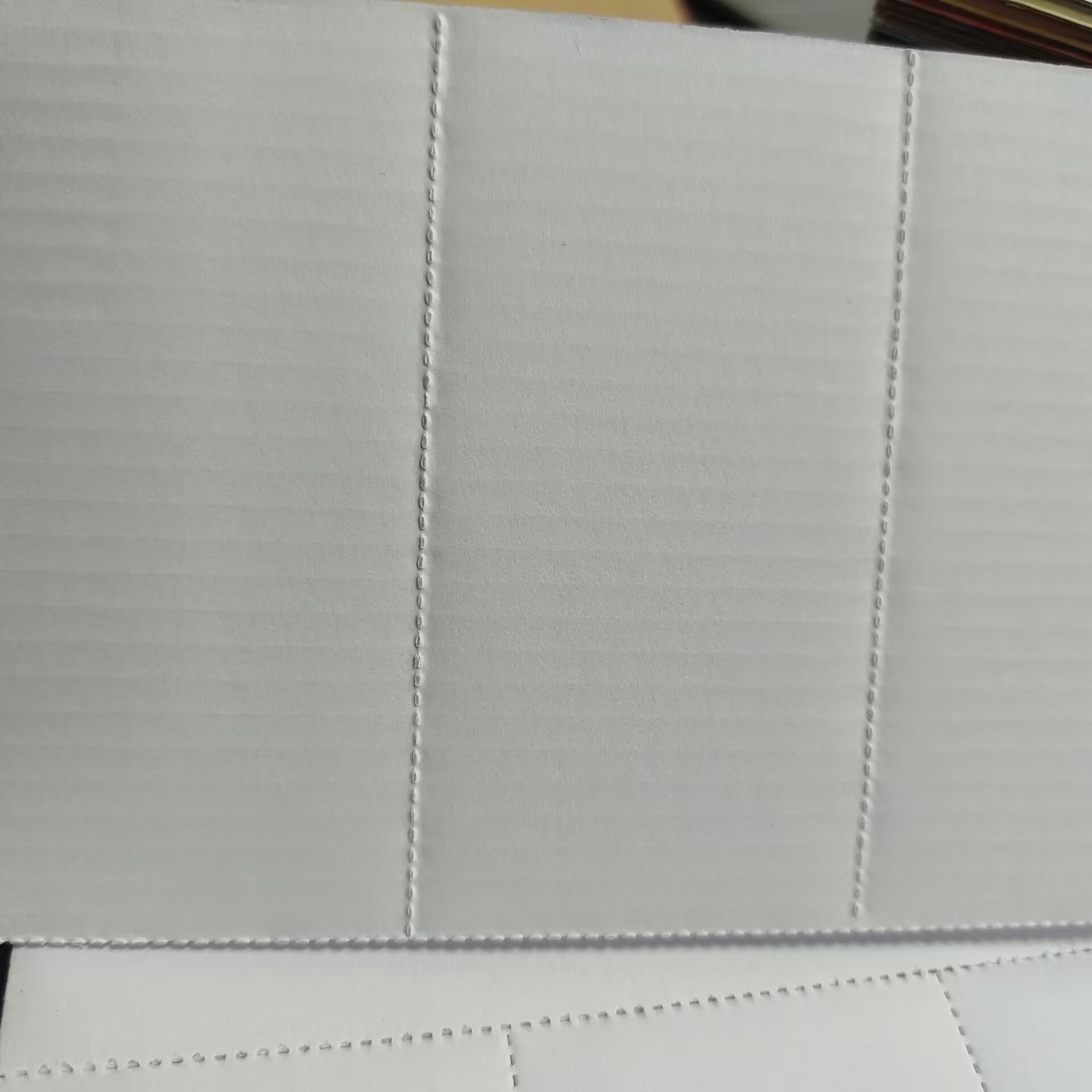 Special white corrugated cardboard two layers white E pit cosmetic lining pit cardboard packaging FSC pit paper factory