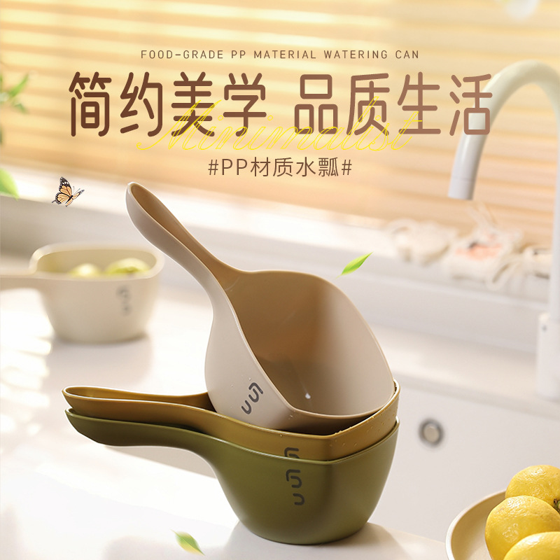 Thickened water ladle large long handle deepened watering water ladle kitchen can not break the surface ladle hanging household plastic water spoon
