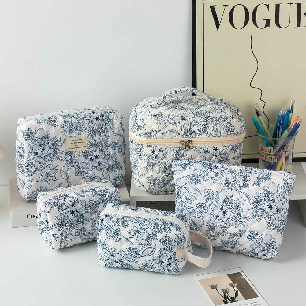 Маленькая симпатичная хлопковая косметичка 2024 года, портативная сумка для стирки, цветочный дизайн