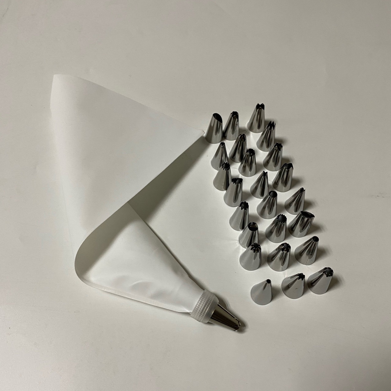 24-head stainless steel piping nozzle set with EVA silicone piping bag conversion head 26-piece cake baking tool