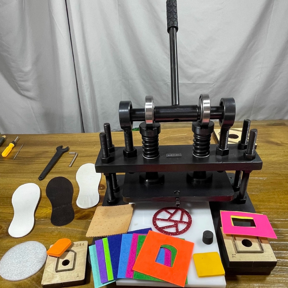 Small Manual Round Knife Die-Cutting Machine Leather Fabric Cutting Machine Punching Machine Knife Mold Paper Carton Small Press