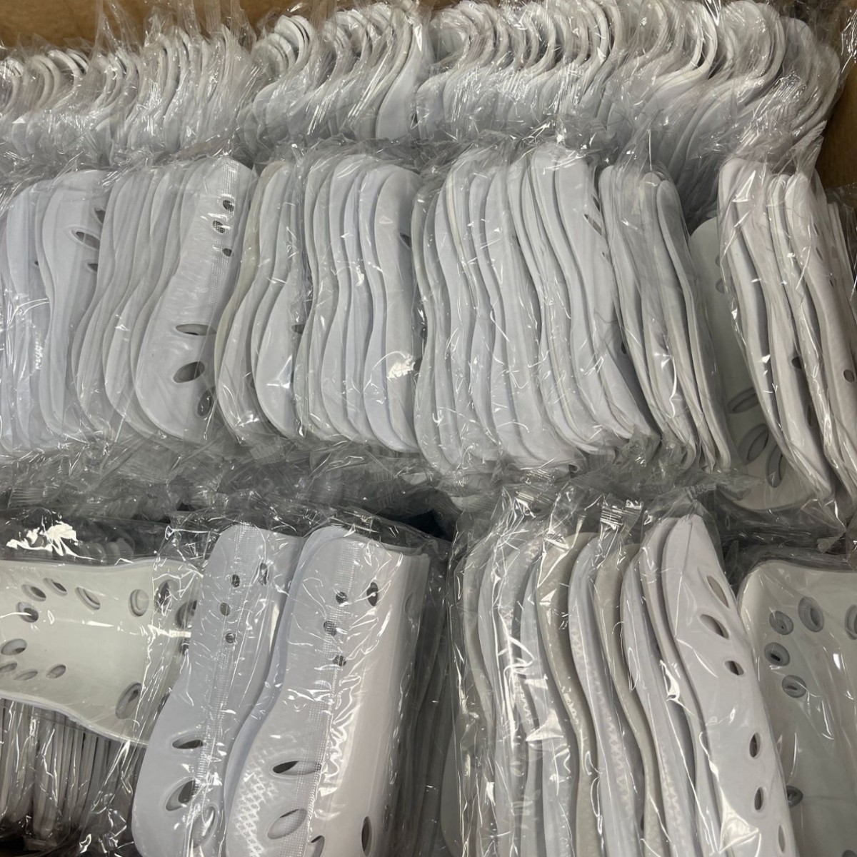 Ready Stock Wholesale Football Porous Shin Guards Lightweight Children and Adults Outdoor Sports Competition Training Special Protective Gear