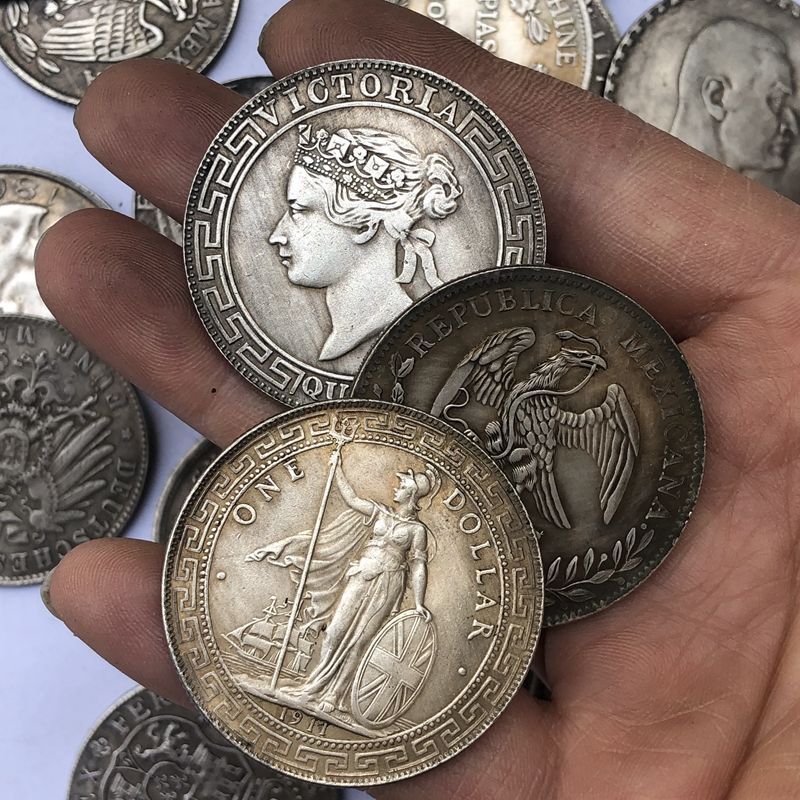 Полный набор из 80 иностранных серебряных монет, включая неповторяющиеся разновидности, такие как сидячие и стоячие монеты, другие количества недоступны для других классов на Рождество