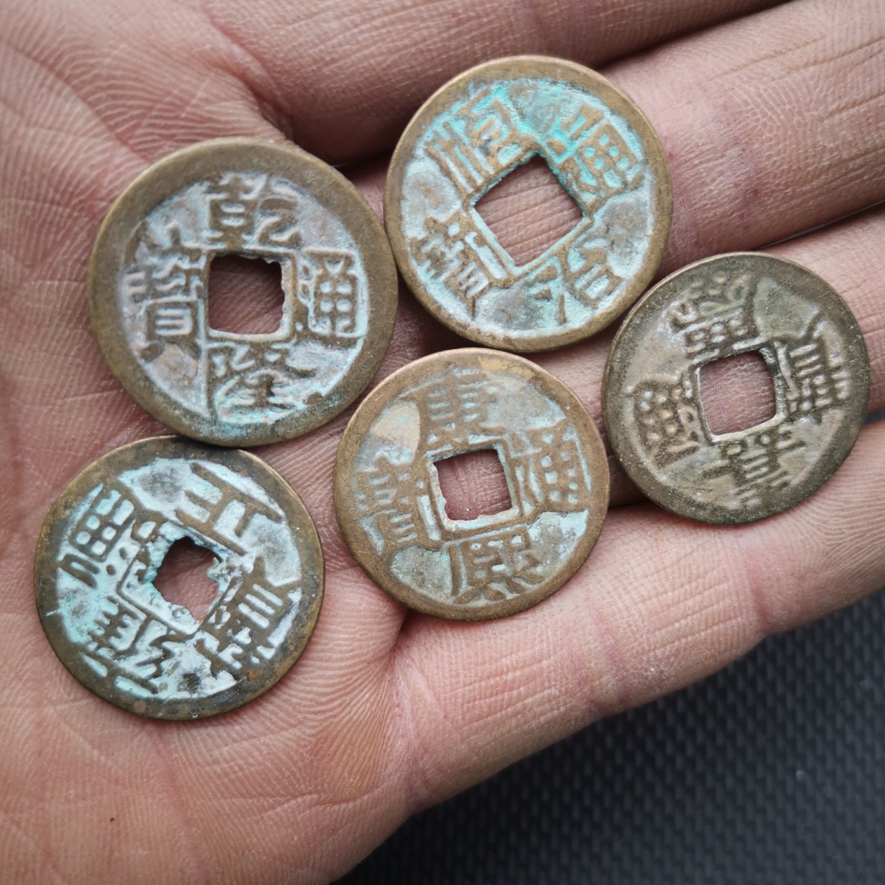 Factory Direct Sale of Copper 2.4 Five Emperors Coins, Handmade Replica Antique-Style Copper Coins for Display Threshold
