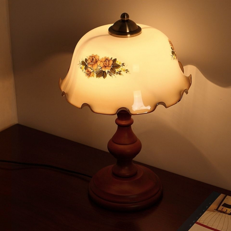 Американская настольная лампа, ретро, для спальни, настольная лампа в стиле Республики Китай, европейский стиль, классическая лампа из массива дерева с затемняющим стеклом