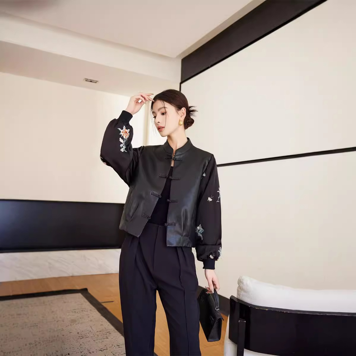 New Chinoiserie Spliced Leather Jacket for Women, Short Leather Jacket, New Retro National Style Stand Collar Jacquard Disc Button Leather Jacket for Women