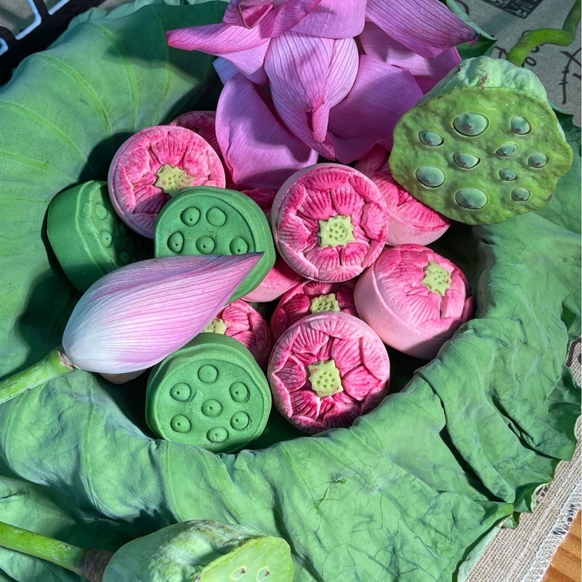 Mid-Autumn Mooncake Frozen Top Oolong Tartary Buckwheat Highland Barley Lotus Lotus Pastry Peach Mountain Skin Souvenir Factory Direct Sales