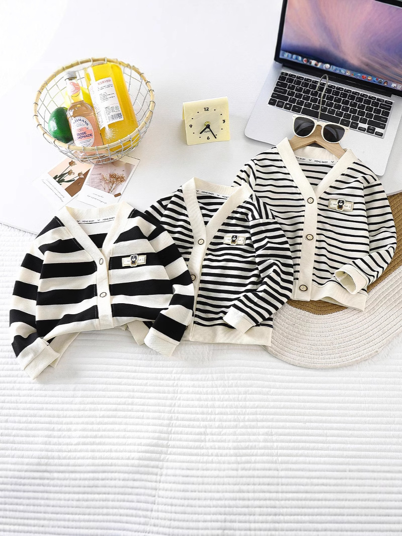 Осенний новый стиль 2025 универсальный вязаный кардиган для мальчиков и девочек, стильный полосатый верх, свитер для малышей, детская одежда