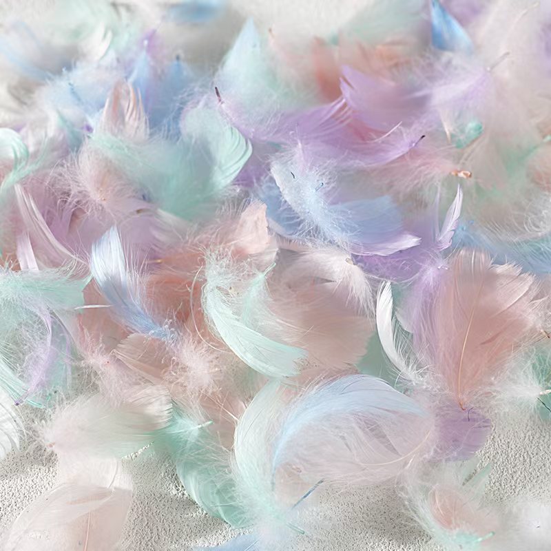 Оптовая продажа цветных маленьких плавающих гусиных перьев для свадебных украшений и наполнителей