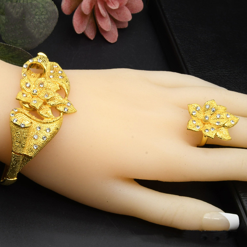 Authentic Explosions Sandy Gold Flower Wedding Necklace Women's suit Wedding Bride Zircon Gold Color Simulation People's genuine goods