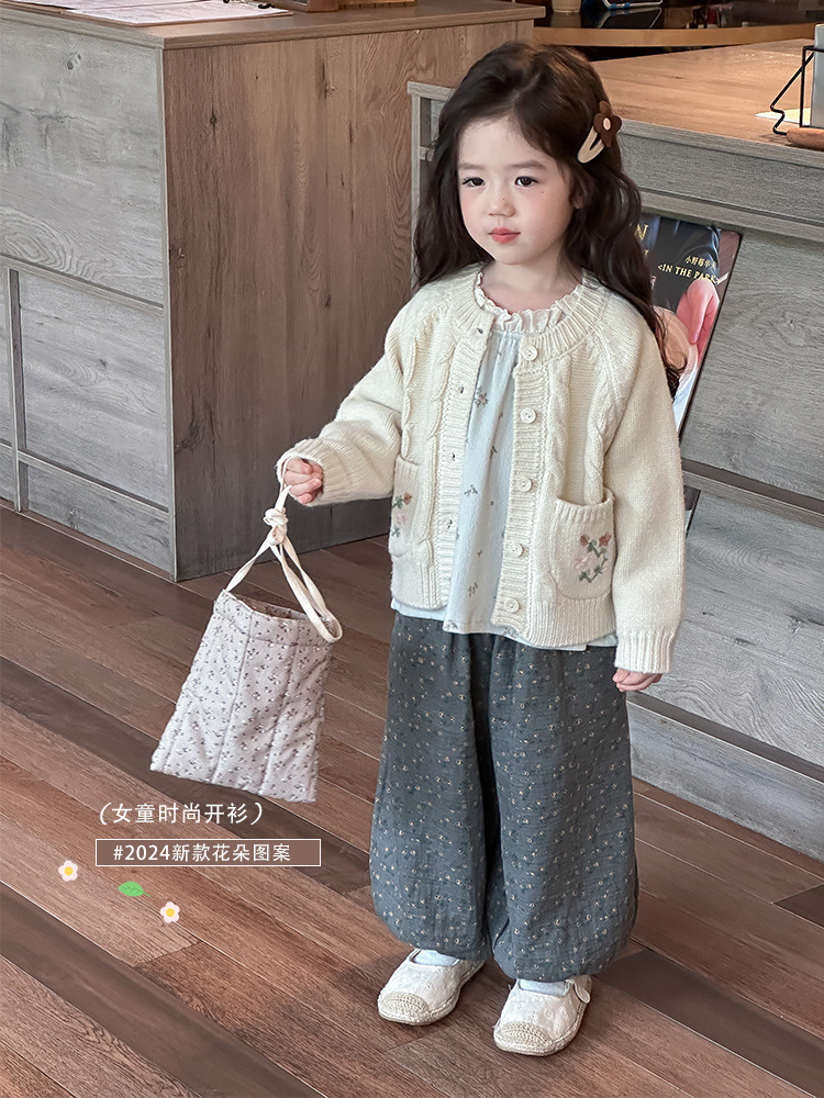 Детский французский сладкий костюм для девочек, осень 2025, вязаный свитер, цветочные брюки, базовая рубашка, трехпредметный комплект