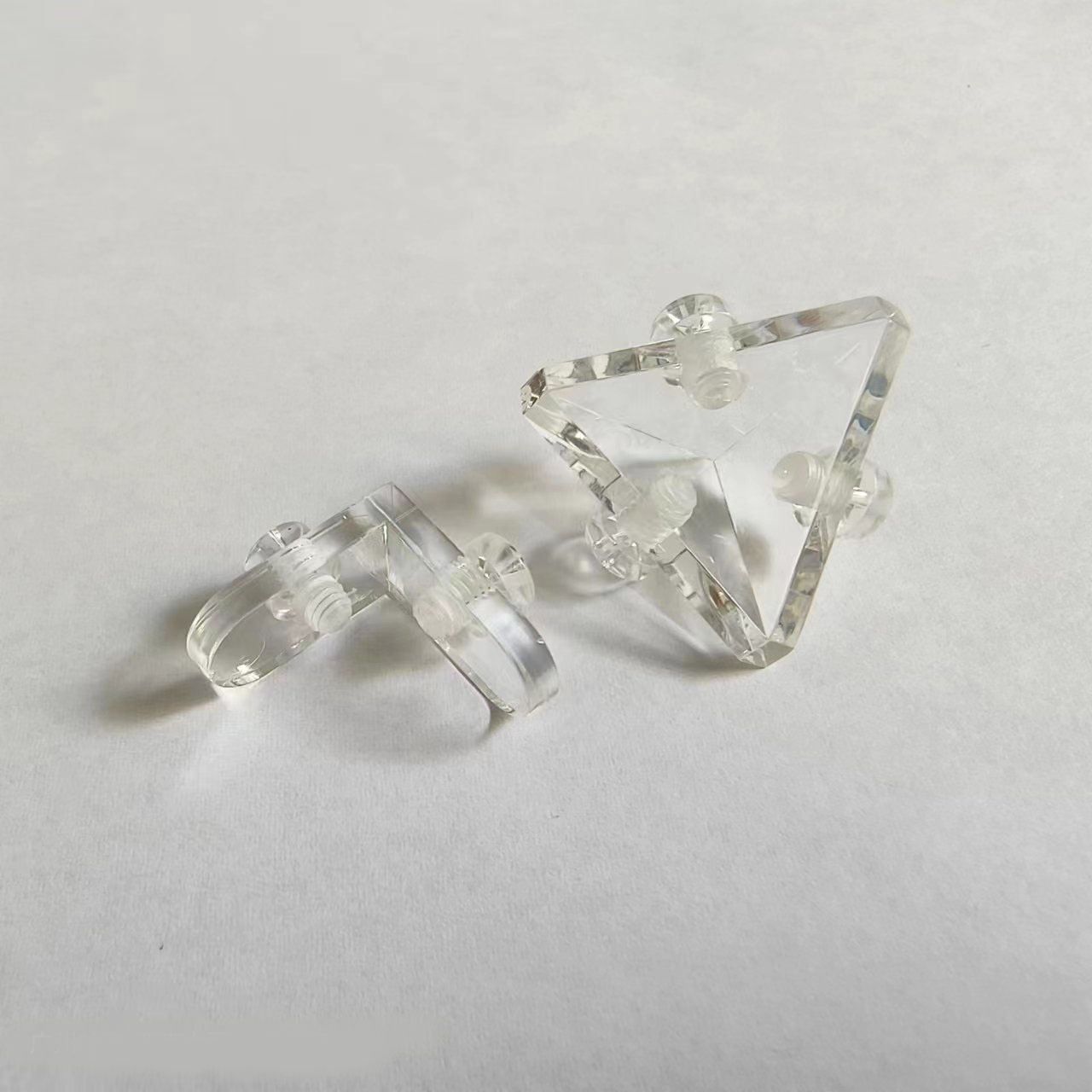 Производитель акриловых пластин, фиксирующих скоб, практичный прозрачный треугольный L-образный уголок