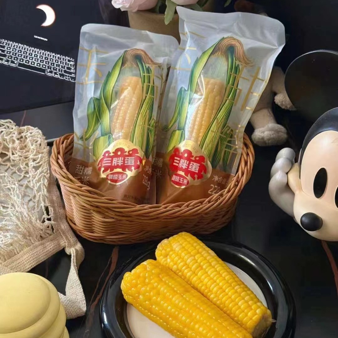 Three fat eggs sweet waxy corn vacuum lock fresh packaging heating ready-to-eat yellow corn coarse grain meal substitute corn stick independent package