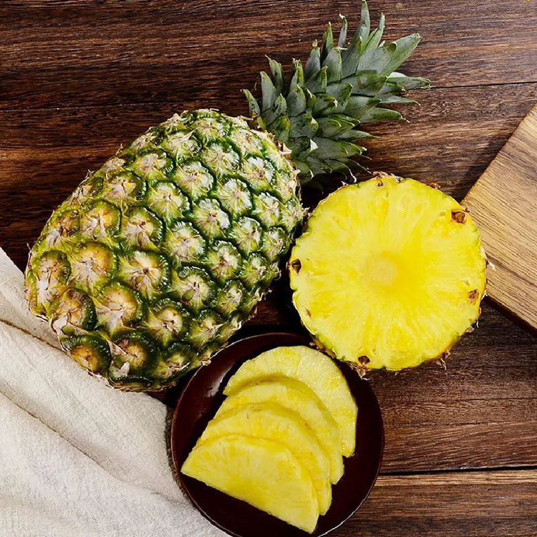 Hainan Yunnan golden diamond pineapple fresh fruit season 2.50kg origin straight hair postage pineapple a generation