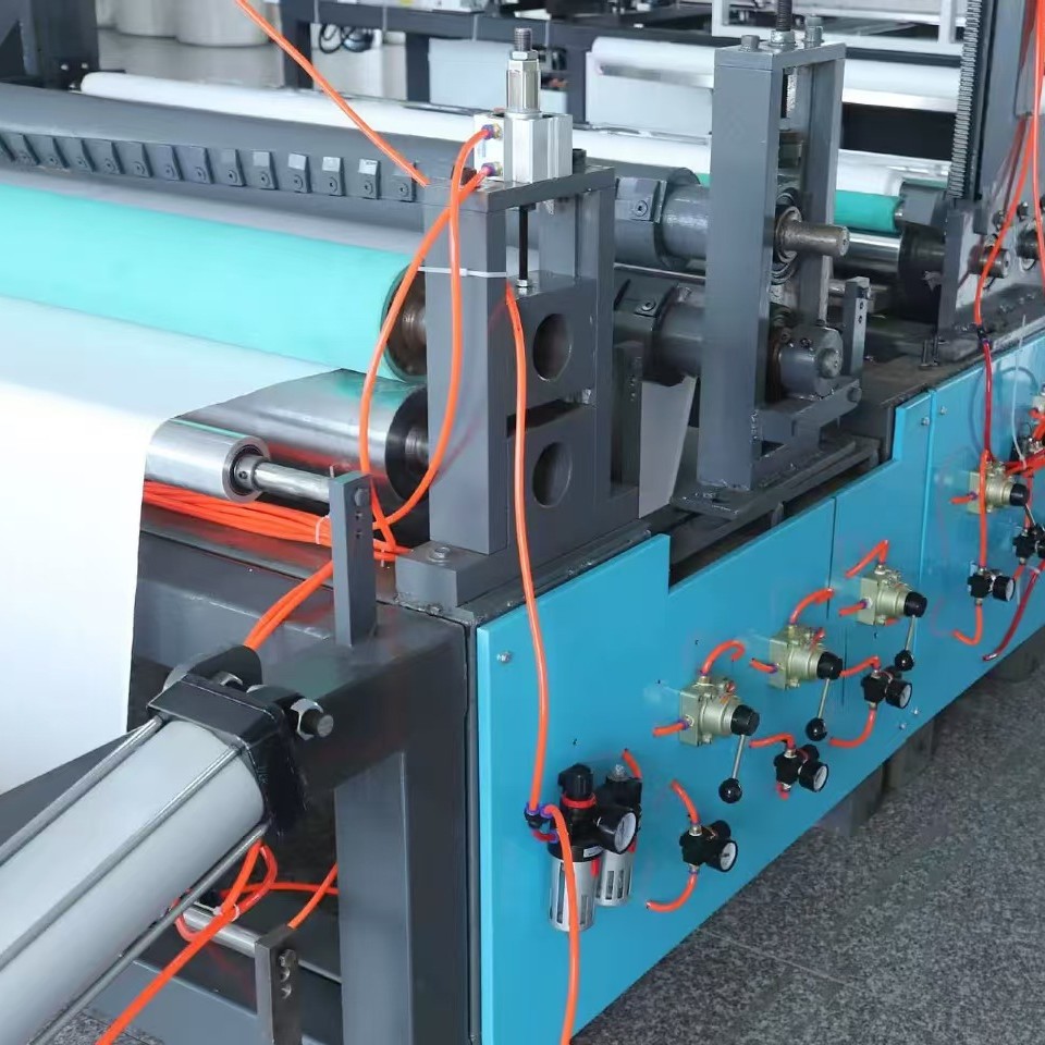 Fully Automatic Disposable Lazy Rag Cutting Machine Multifunctional Non-Woven Wet Wipes Machine Online Cutting Machine Manufacturer 
