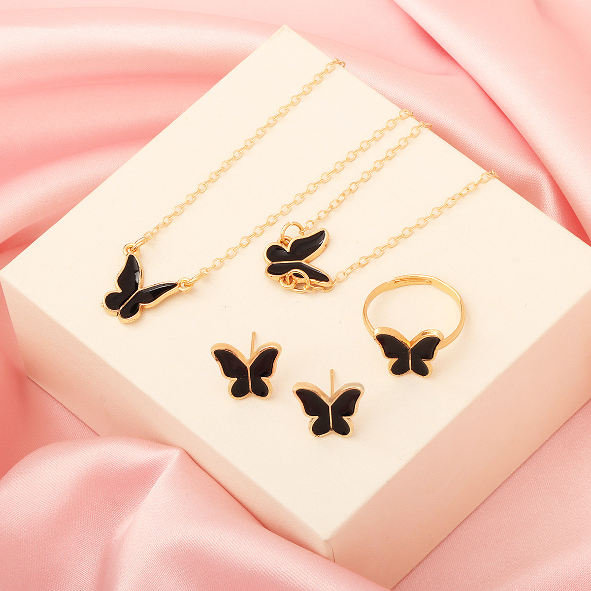 Ожерелье с белой бабочкой, простое и универсальное, нишевая мода, высококлассная цепочка для шеи, элегантный комплект