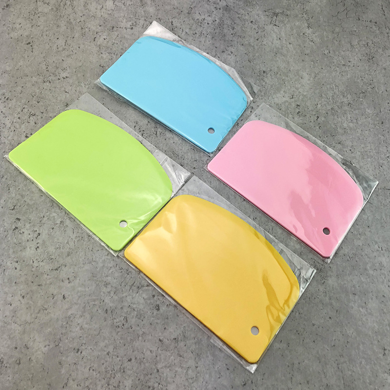 Factory supply baking tools scraper PP cream cake flour cut noodle knife with hole semicircle plastic scraper