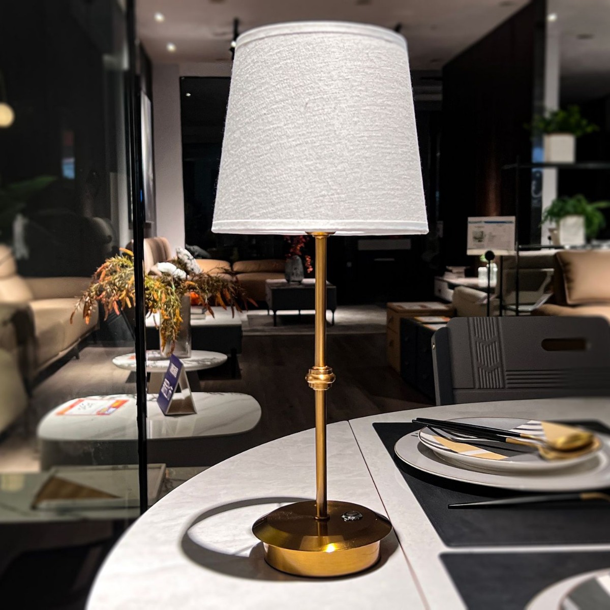 New Nordic Modern Light Luxury Bedside Lamp Retro Atmosphere Decorative Table Lamp Creative Desk Bedroom Fabric Lamp