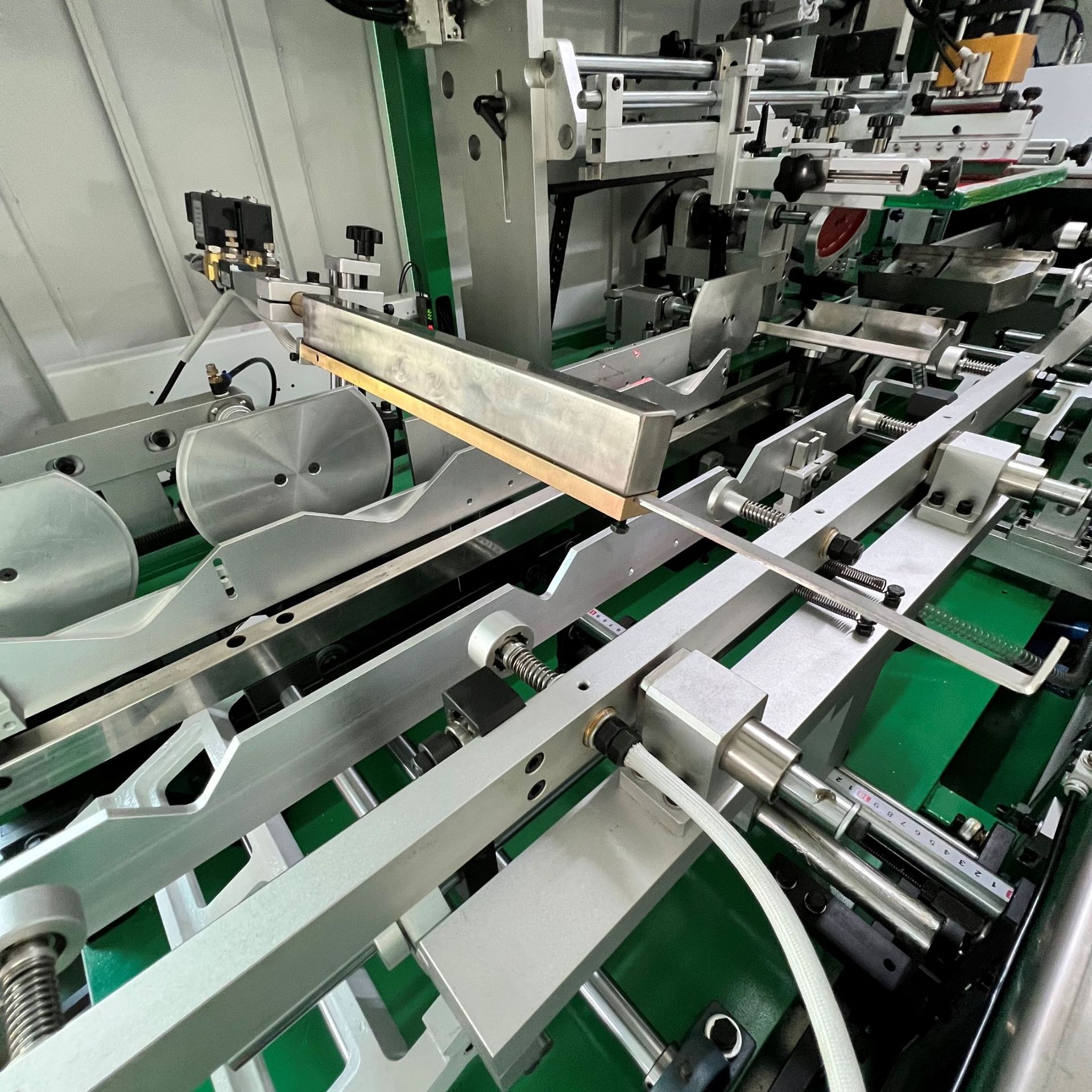 Mechanical Large Barrel Screen Printing Machine, Easy to Adjust and Stable Shower Gel 2L Screen Printing Machine, Fully Automatic Screen Printing Machine