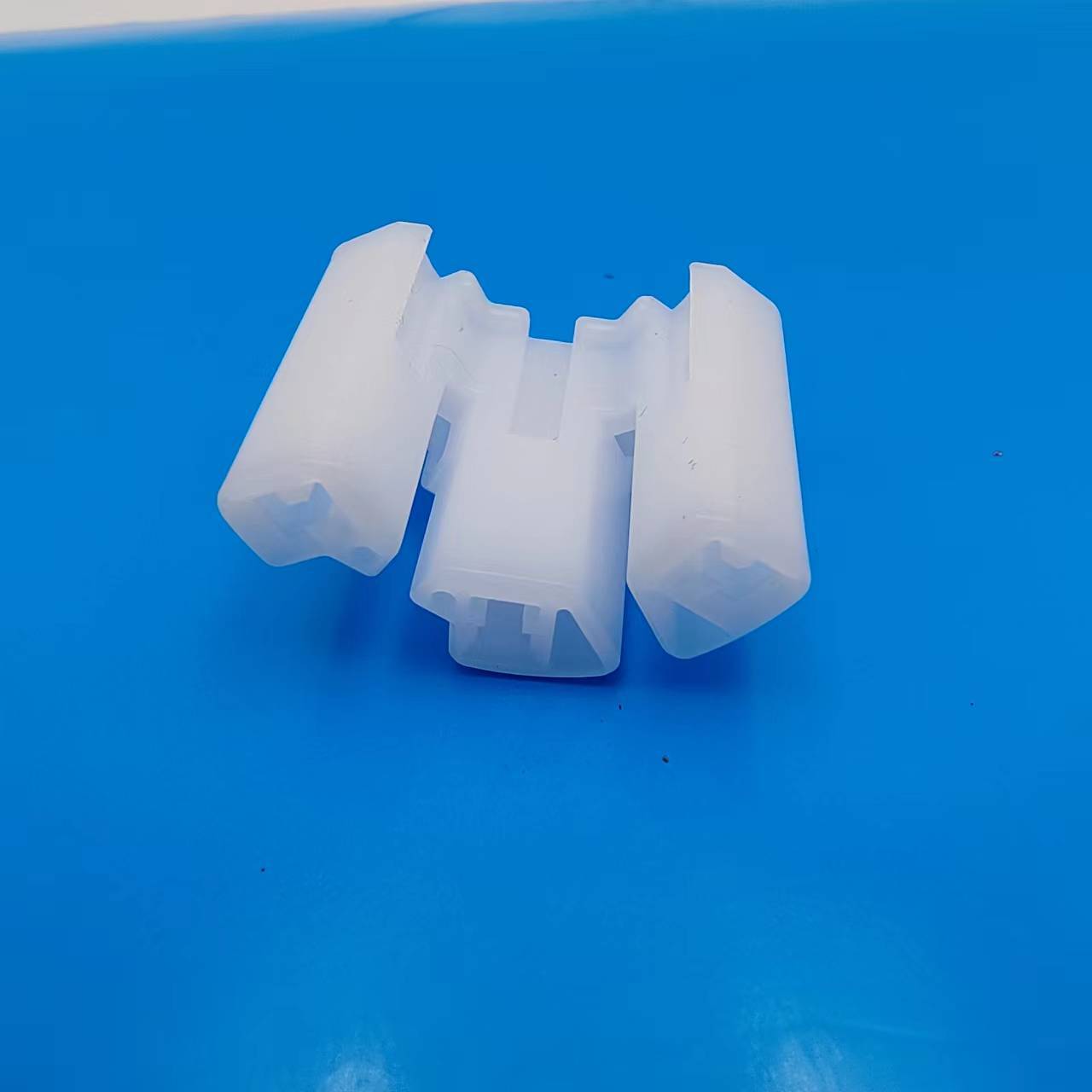 Directly Supplied from the Manufacturer/Three-Pin/Three-Hole Connector for Automobiles Ceramic H11 Two-Socket Connector Heat-Resistant and High-Temperature Resistant