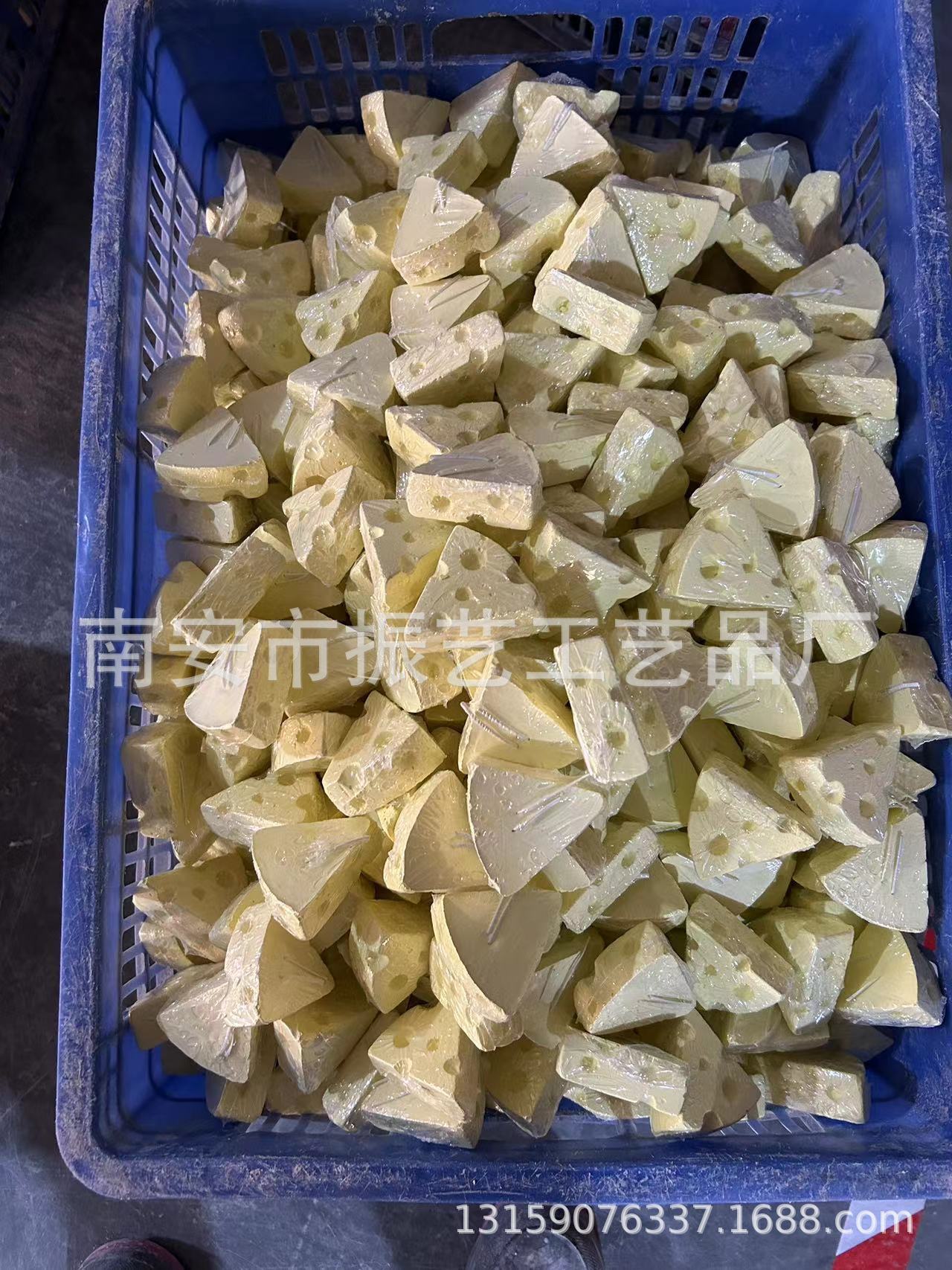 Factory Wholesale Hamster Molar Stone Rabbit Guinea Pig Supplies Calcium Molar Stone Triangular Cheese Cheese Molar Stone