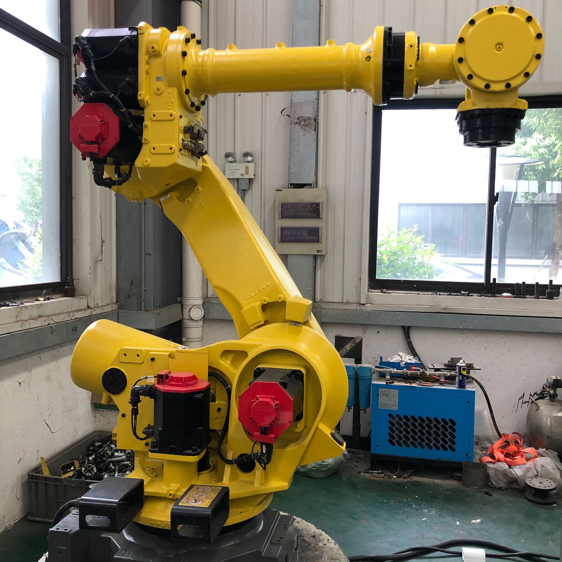 Used R-2000iB Fanuc Industrial Robot 165KG/210KG Handling and Palletizing FANUC Mechanical Arm