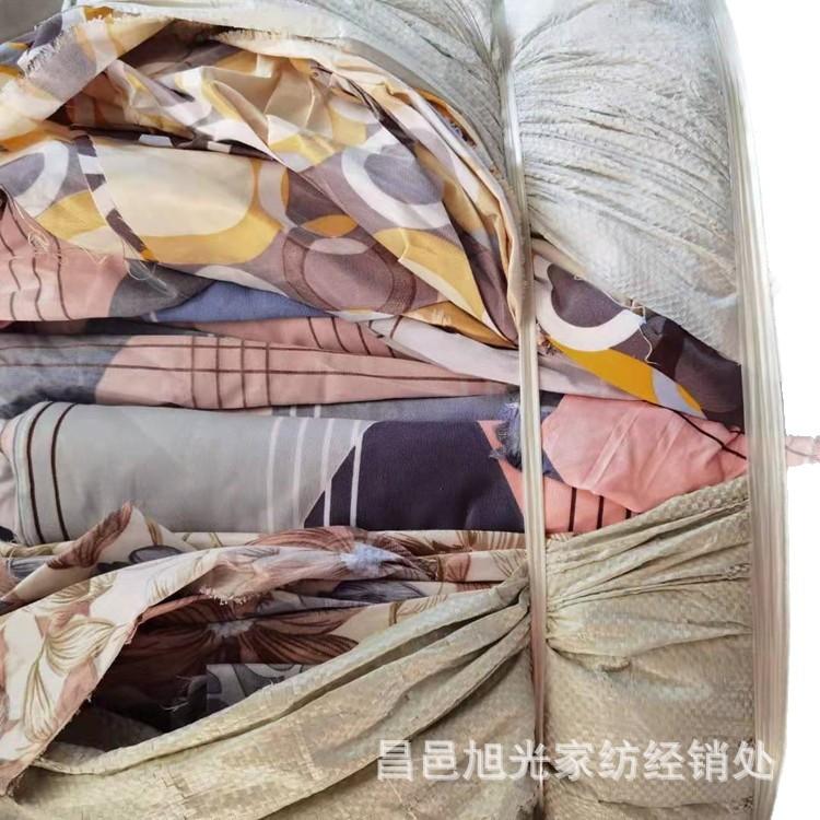 Manufacturer Clears Inventory at a Loss: Polyester Brushed Fabric, Pure Cotton Bed Sheet, 40% Pure Cotton Large Fabric Remnants with Printed Surface