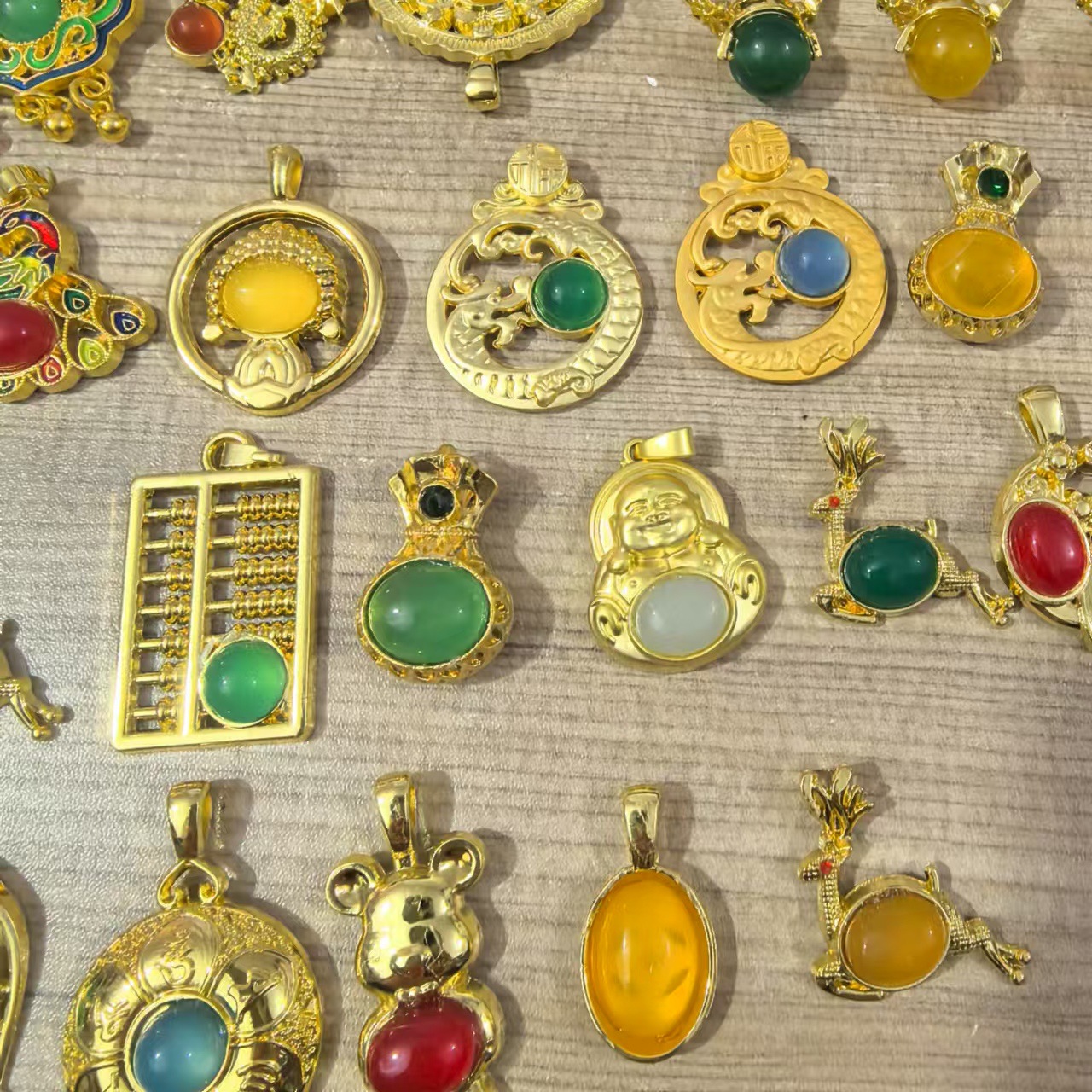 Chalcedony Agate Buddha Pendant Chalcedony Inlaid Guanyin Buddha Pendant Ancient Method Gold Inlaid 925 Pendant Live Supply