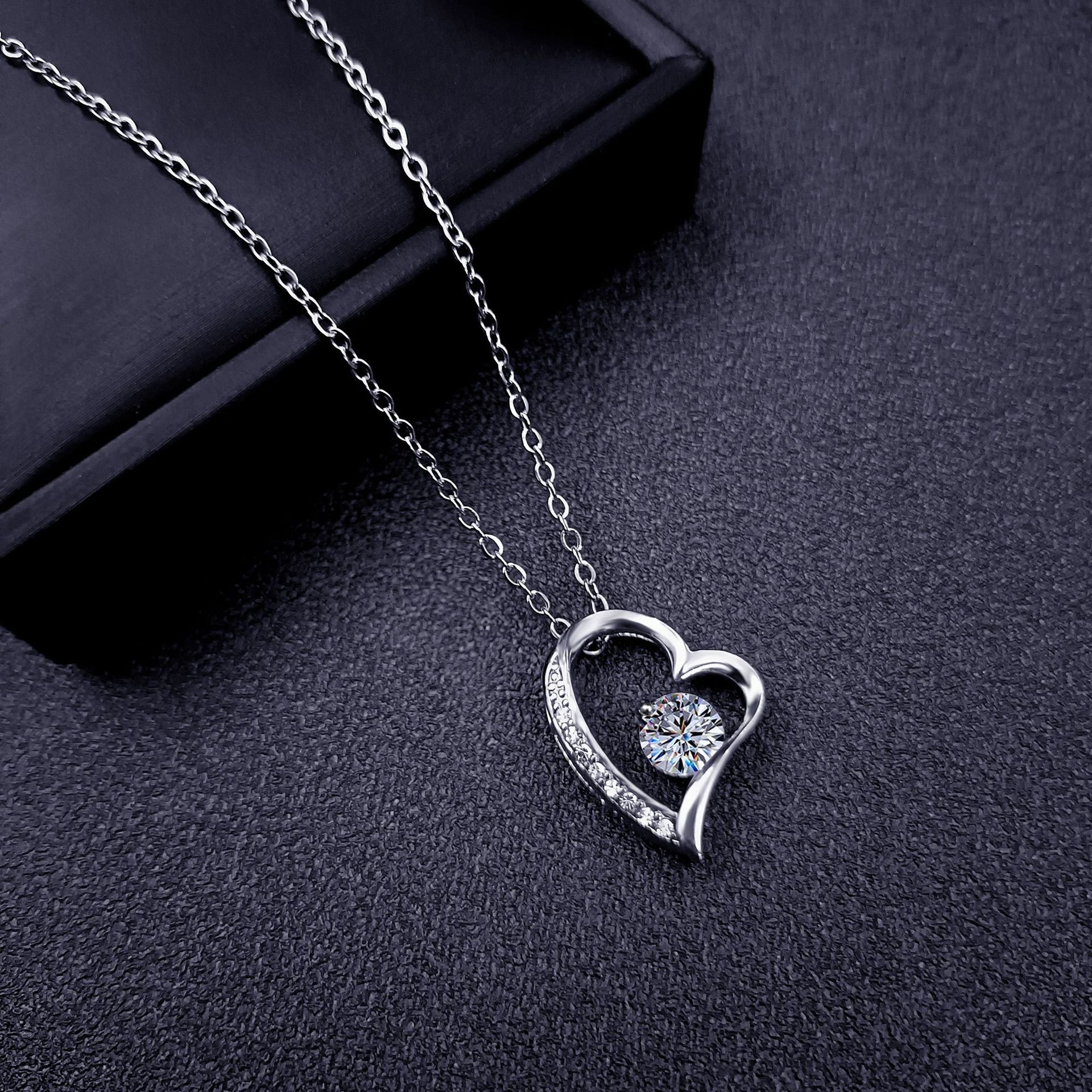 Stainless steel heart-shaped zircon clavicle chain titanium steel all-match necklace women's heart-shaped crystal diamond pendant accessories