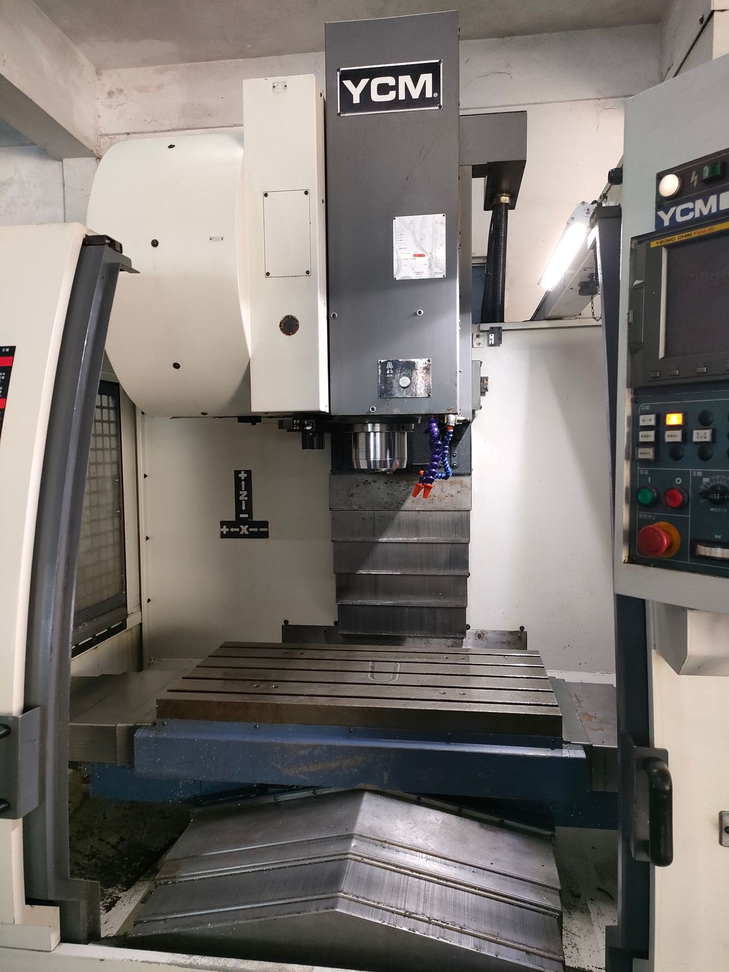 TrAnsfer Second-hAnd Imported TAiwAn MAchine King Yongjin FV85A Processing Center, Second-hAnd CNC Computer Gong MAchine Tool