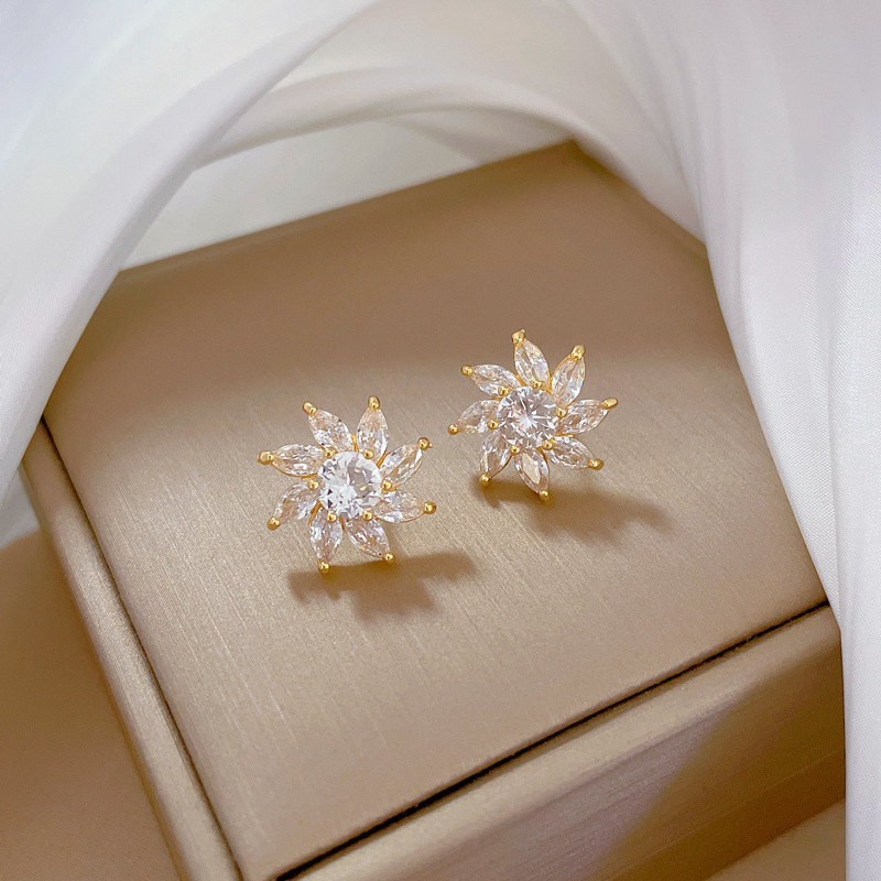 [Титановые стали] Набор ожерелья и серег с микро-вкраплениями легкая роскошь вращающиеся цветы персонализированные серьги и ожерелье