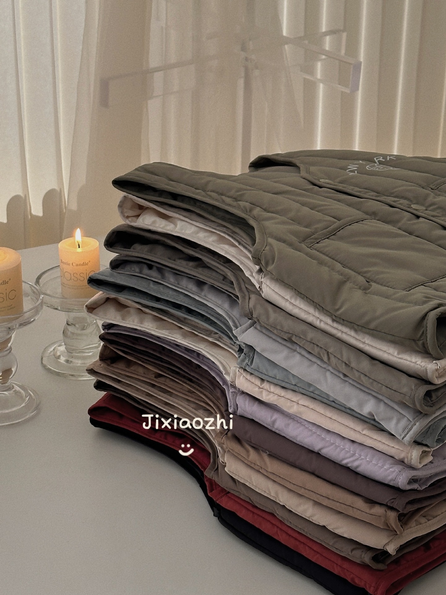 Big and Small Rolls 24 New Winter Kidsren's down Vests Warm and Thickeneded down Vests Pure Color Vests to Protect Against Cold