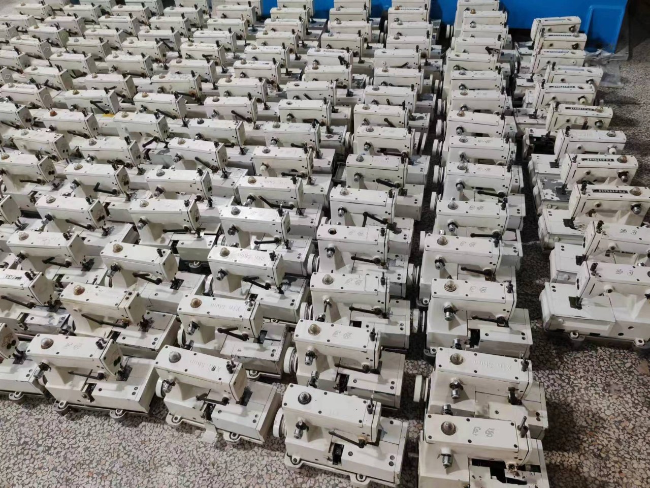 Large Supply of Second-Hand Glove Machine Glove Factory with Glove Sewing Machine Anti-Static Gloves Etiquette Gloves Equipment