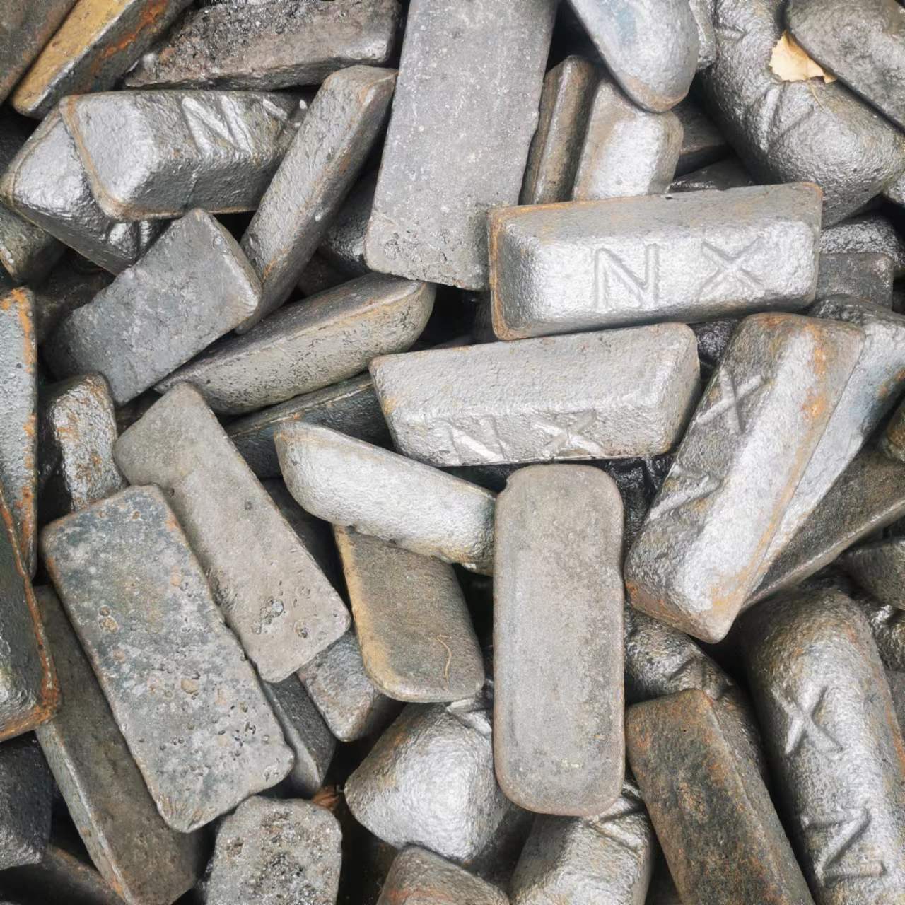 Spot Supply of Cast Pig Iron Q10 Steelmaking Iron Smelting Counterweight Q12 Ball Mill Pig Iron for Mechanical Manufacturing